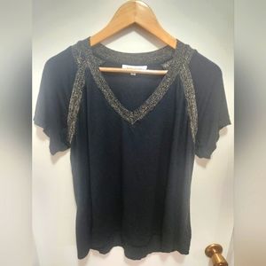 Rose + Olive Women's Black and Gold Metallic Short Sleeved V-neck Shirt XL